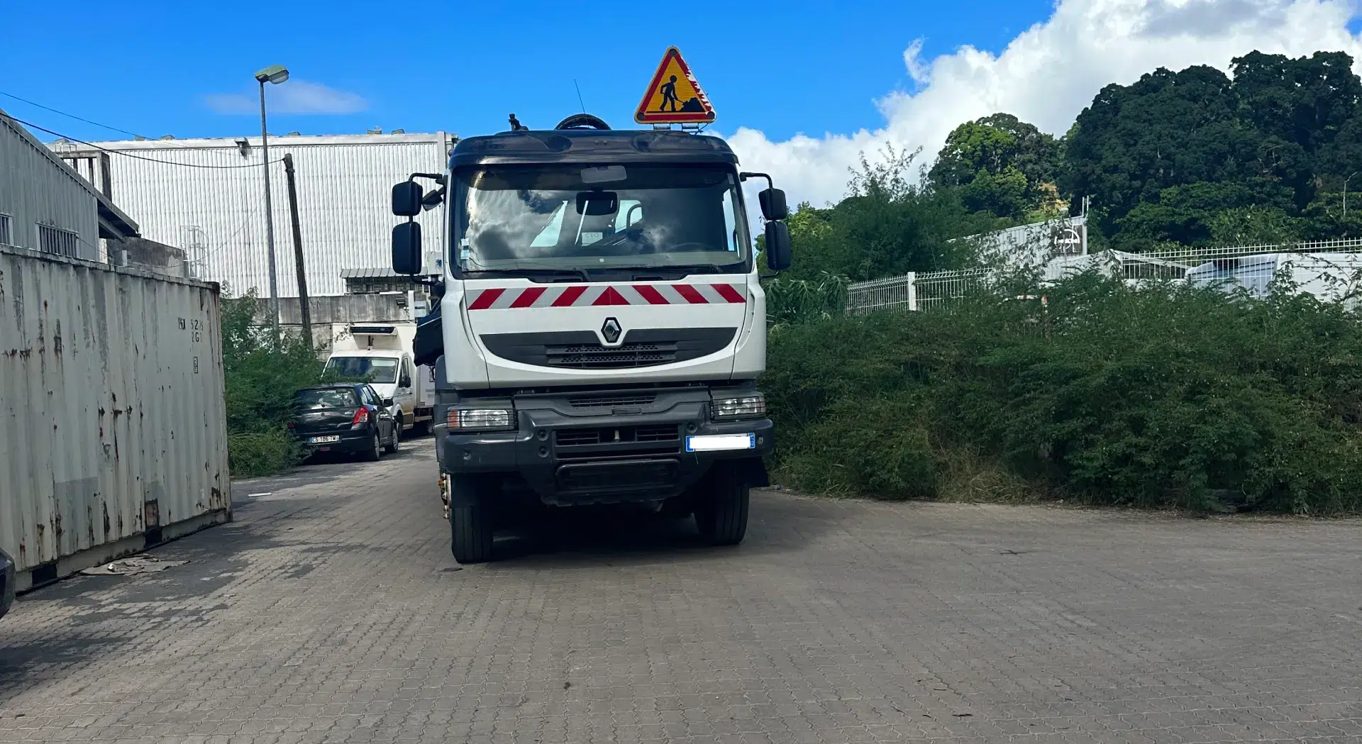 Camion blanc sur une route industrielle